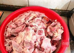 农家铁锅炖笨鸡的做法图解1