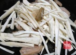 杏鲍菇炒肉肠的做法图解2