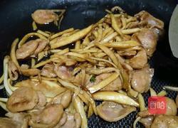 杏鲍菇炒肉肠的做法图解4