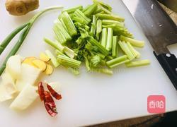 芹菜炒腊鸭的做法图解4
