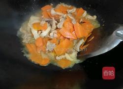 五花肉炒胡萝卜的做法图解4