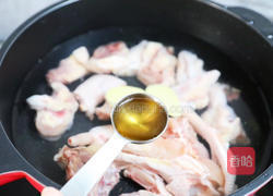 胡萝卜玉米炖鸡汤的做法图解2