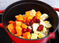 胡萝卜玉米炖鸡汤的做法图解6