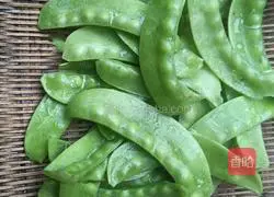 Illustration of how to make fried sausage with snow peas 2