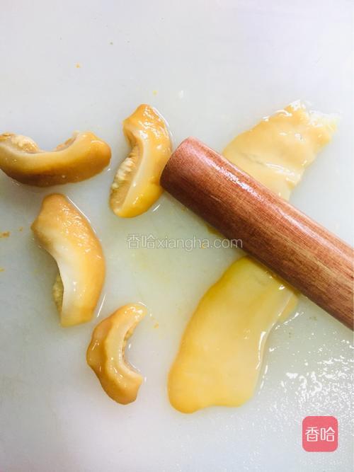 河蚌肉外侧韧带用刀背或擀面杖捶打，捶打后变成大块，对半切成条状。