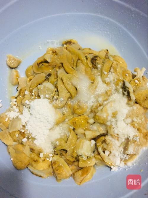 将河蚌肉清洗几遍都放在一起，加适量盐、生粉、料酒用手抓拌。