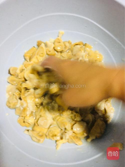 抓拌后清水清洗几遍，这一步是把河蚌肉的黏液清洗掉，并起到杀菌、去腥的作用。