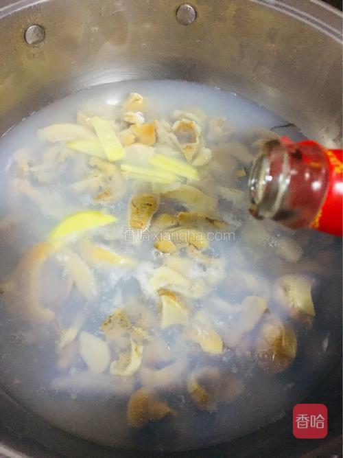 水开倒入河蚌肉、加姜片、料酒，入锅15秒捞出蚌肉。