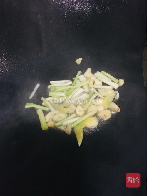 起锅烧油，把葱、姜、蒜爆香。