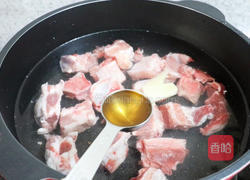 菌菇玉米排骨汤的做法图解2