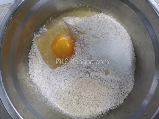 盘里面称入全麦面粉，加入白砂糖，酵母和鸡蛋，白砂糖也可以用零卡糖，或者是木糖醇代替