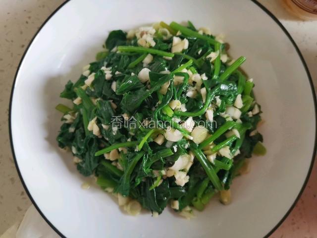 把葱蒜辣椒加入菠菜中，抓拌均匀装入盘中备用