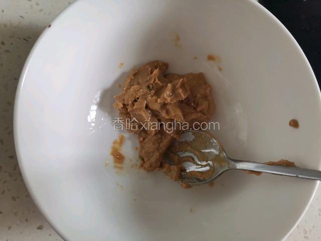再来调麻酱，碗中加入3勺芝麻酱