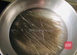 白菜粉条烩腊鸭的做法图解1