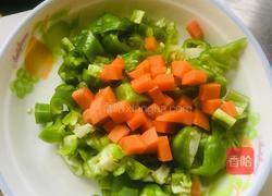 青椒炒鸡丁的做法图解1