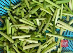 蒜苔炒肉丝的做法图解1