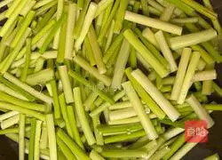 Illustration of how to stir-fry shredded pork with garlic moss 3