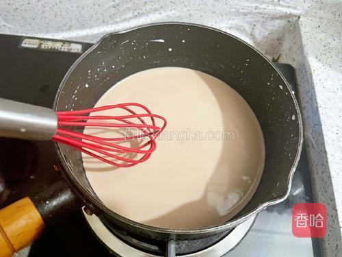 锅中加入牛奶+巧克力酱，小火煮至完全融化<br/>