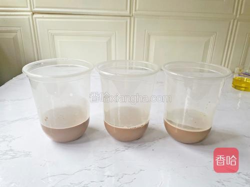 倒入杯中，放入冰箱冷藏至凝固<br/>