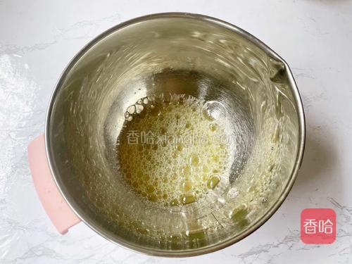 蛋清加入柠檬汁，打发至粗泡<br/>
