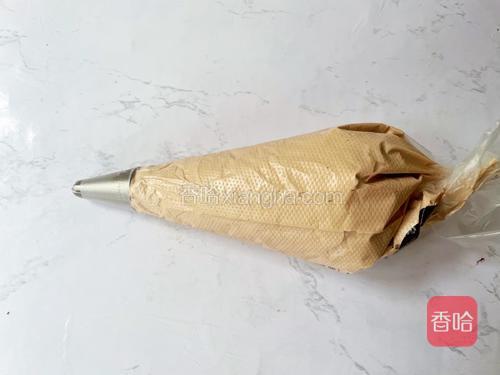 裱花袋装入裱嘴，再将奶油装入裱花袋中