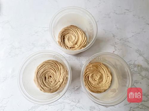 最后组合：从冰箱取出杯子，先挤入奶油