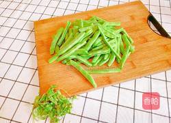 茶树菇炒四季豆的做法图解3