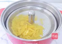 Illustration of making steak covered with pasta 5