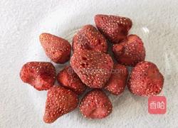 奶香冻干草莓的做法图解1