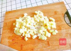 豌豆胡萝卜炒土豆的做法图解4