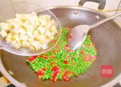 豌豆胡萝卜炒土豆的做法图解9