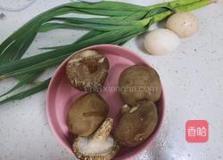 香菇炒鸡蛋的做法图解1