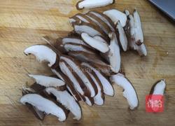 香菇炒鸡蛋的做法图解2