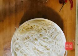 香菇鸡丝酸菜米线的做法图解1