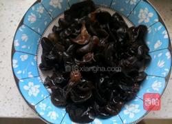 香菇木耳炖鸡的做法图解2