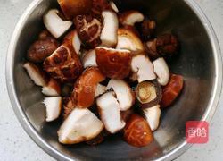 香菇腐竹炖鸡翅根的做法图解4