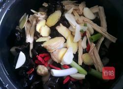 香菇腐竹炖鸡翅根的做法图解7