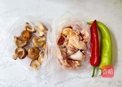 香菇炖鸡腿的做法图解1