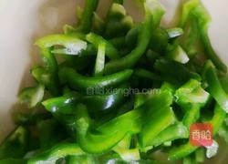 青椒胡萝卜炒土豆丝的做法图解3