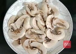 西兰花炒口蘑的做法图解1