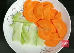 西兰花炒口蘑的做法图解3