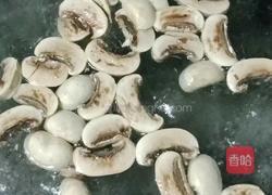 西兰花炒口蘑的做法图解5