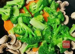 西兰花炒口蘑的做法图解11