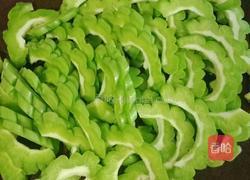 苦瓜炒鸡蛋的做法图解1