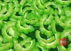 苦瓜炒鸡蛋的做法图解2