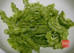 清炒苦瓜的做法图解1