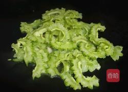 清炒苦瓜的做法图解2