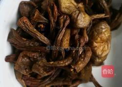 香菇木耳炖鸡的做法图解4