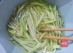 凉拌西葫芦丝的做法图解3