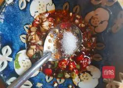 Illustration of how to make cold zucchini shreds 12